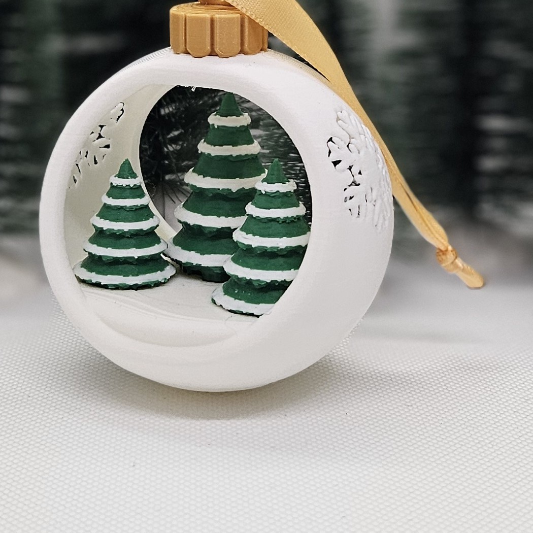 Boule de Noël sapins enneigés
