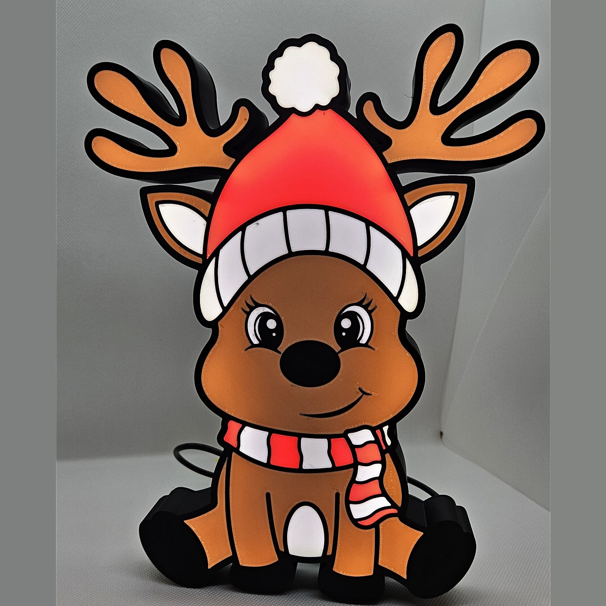 Lampe renne de Noël – bonnet et écharpe rouges