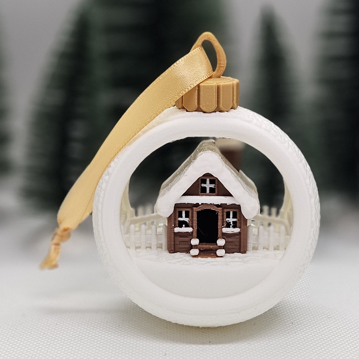 Boule de Noël chalet enneigé