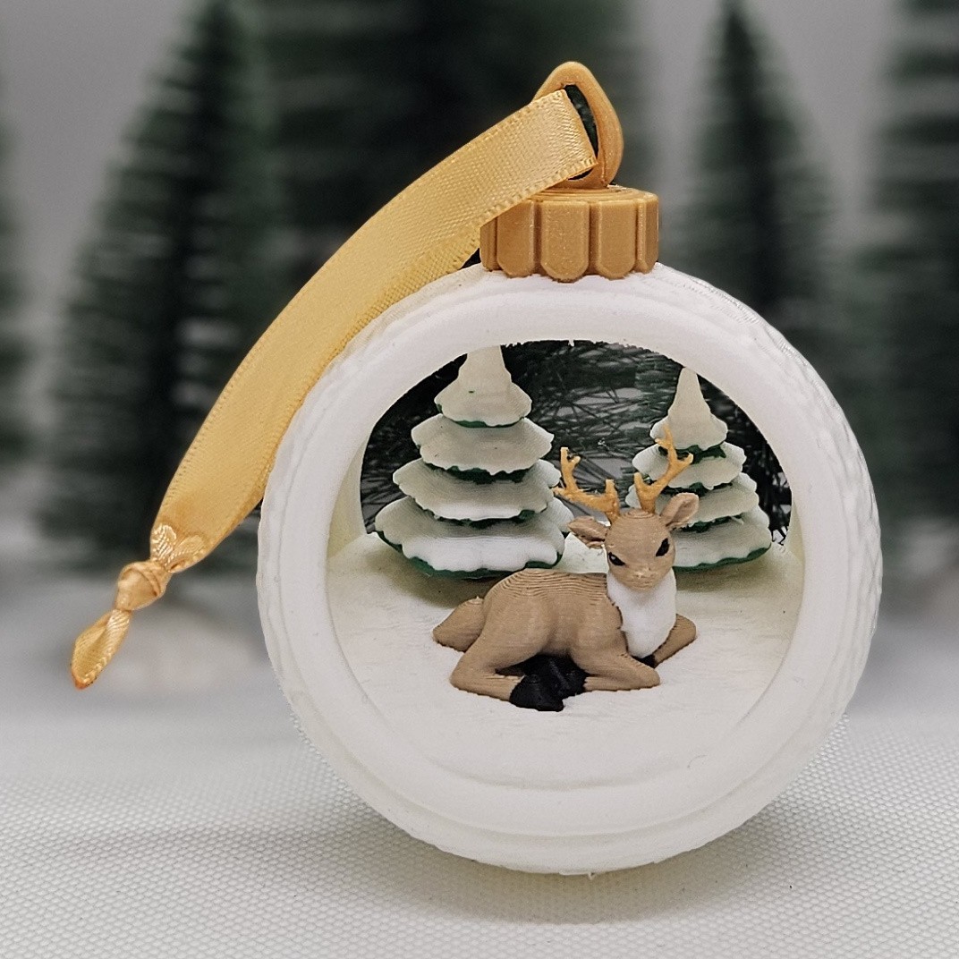 Boule de Noël renne dans la forêt